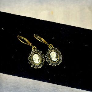 Vintage style cameo earrings